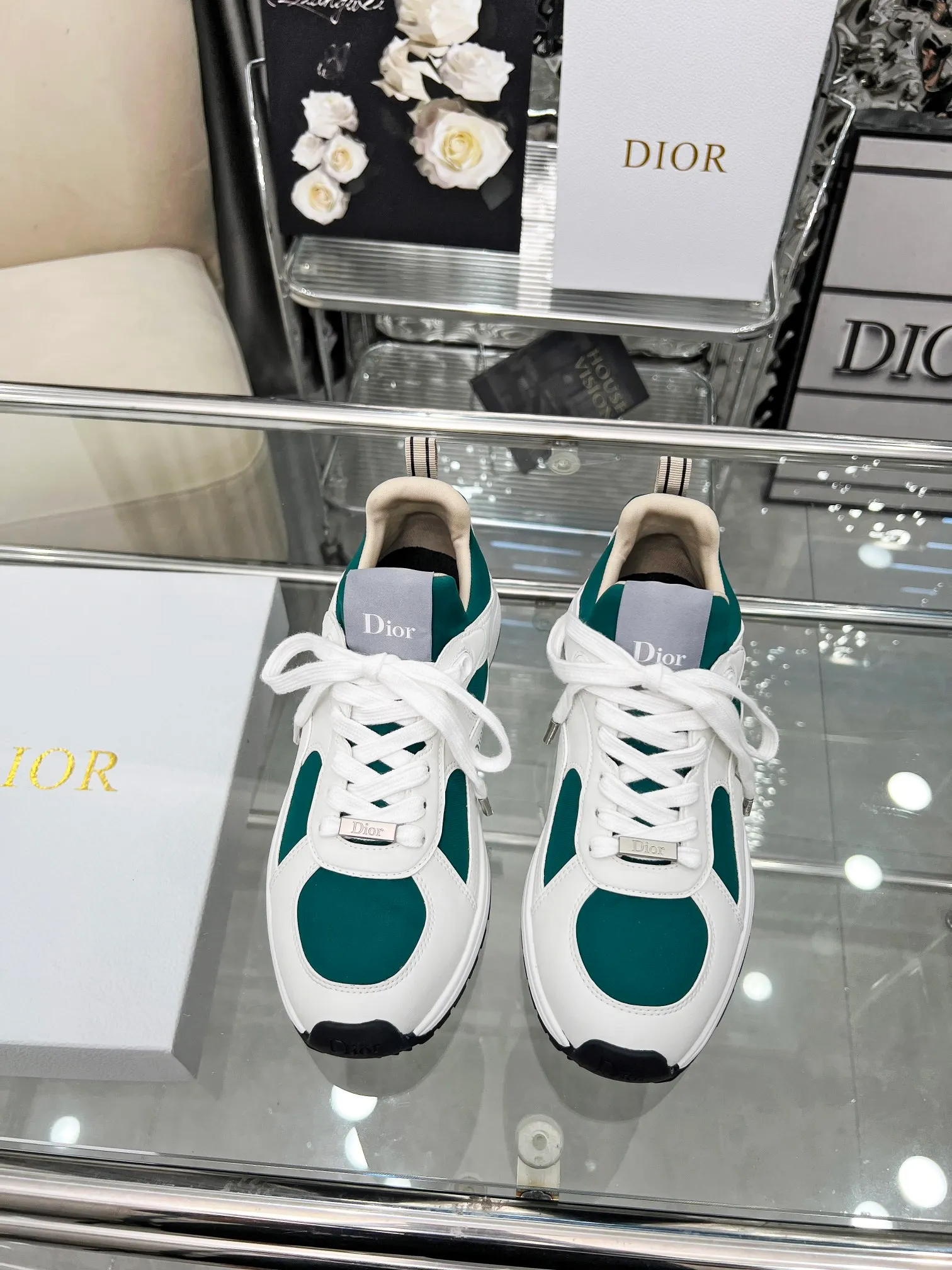 [Dior Dior] P: 560💰Men's model will be released first♺Size: 40-44 (45.46 custom-made) (women's model is being printed) The latest Star series of the 2025 new Dior Dior show, this Dior Star dad sneaker is a new product in the fall of 2025, enriching the classic series with fashionable retro style. Carefully crafted, these Dad Shoes style shoes can be paired with casual looks all year round and follow the trend of the retro market. The Dior logo on the tongue also indicates that this pair of shoes is the B30 model! B30 uses fine-textured leather and mesh cloth materials to form a shoe body. There are conspicuous letters CD on both sides of the shoe body to indicate identity. The multiple lines on the shoe body outline the details, making the shoes look less monotonous and full of retro three-dimensionality! Color: four colors